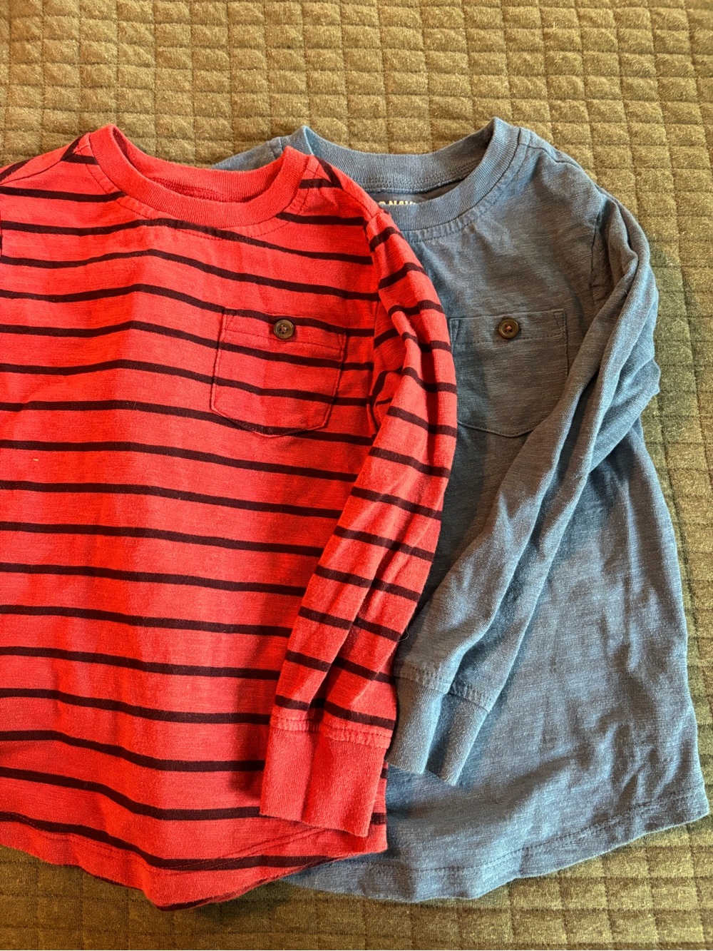 Bundle of two Old Navy long sleeve pocket tees size 4T